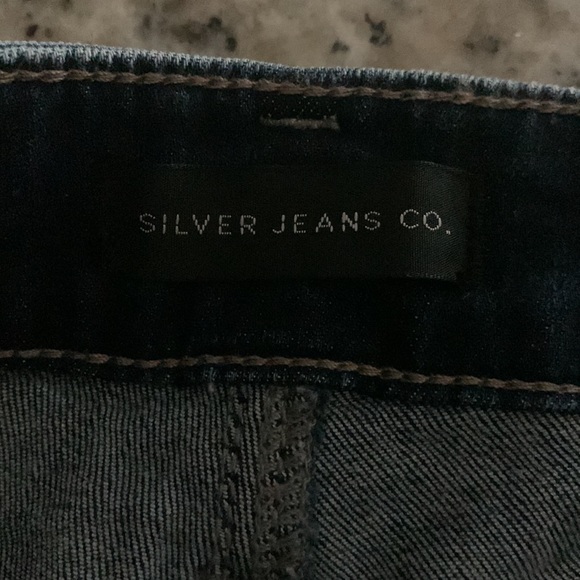 Suki short mid-rise curvy distressed short - Picture 5 of 7